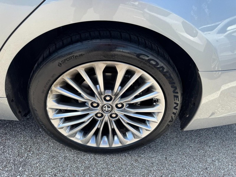 Toyota Avalon Vehicle Full-screen Gallery Image 27