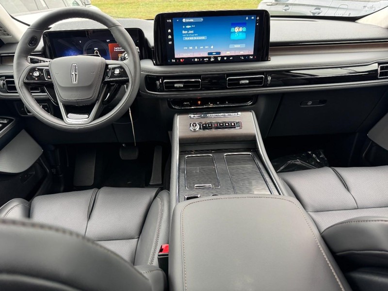 Lincoln Aviator Vehicle Full-screen Gallery Image 09