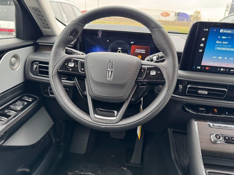 Lincoln Aviator Vehicle Full-screen Gallery Image 10