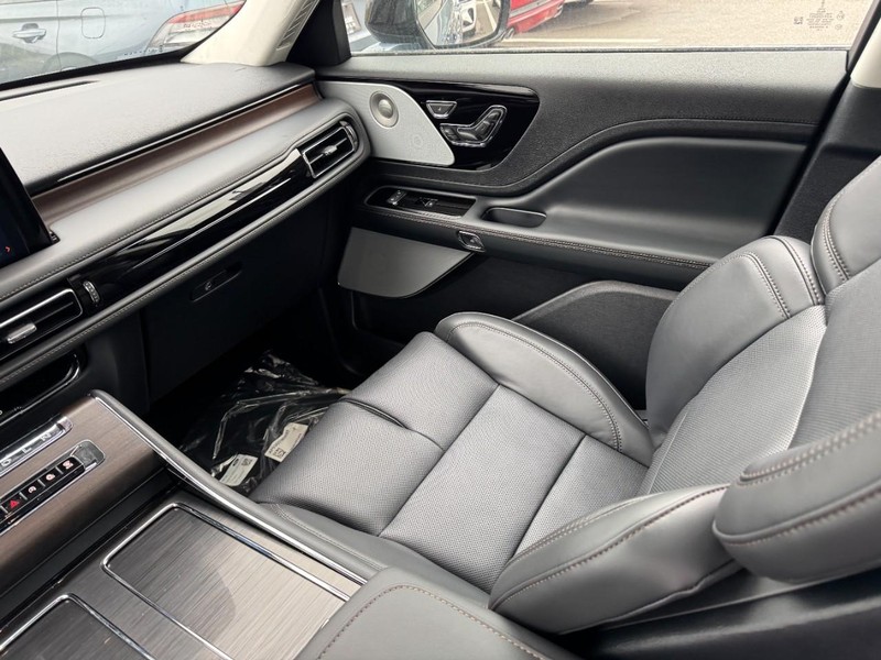 Lincoln Aviator Vehicle Full-screen Gallery Image 11