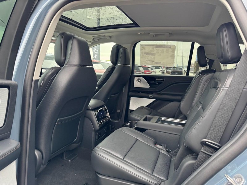 Lincoln Aviator Vehicle Full-screen Gallery Image 12