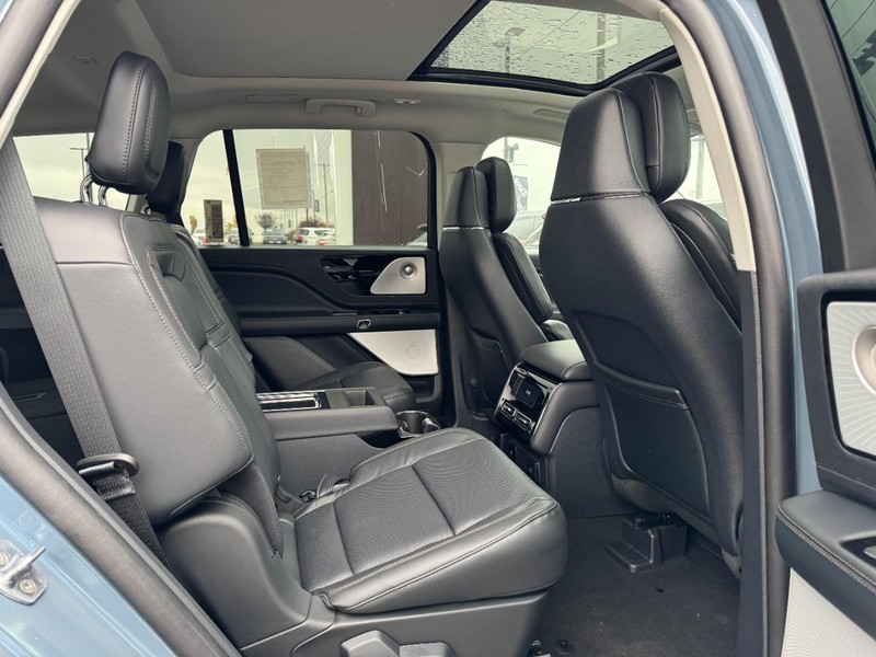 Lincoln Aviator Vehicle Full-screen Gallery Image 13