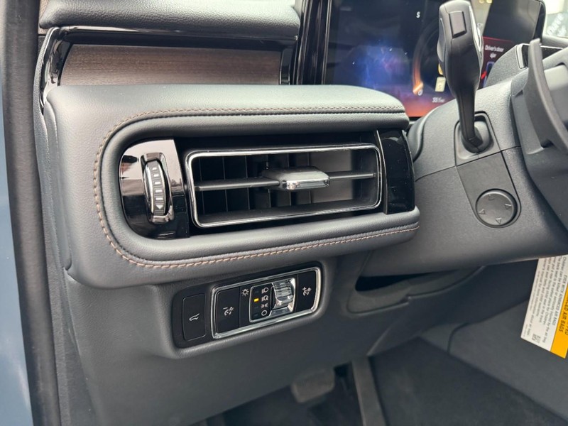 Lincoln Aviator Vehicle Full-screen Gallery Image 14