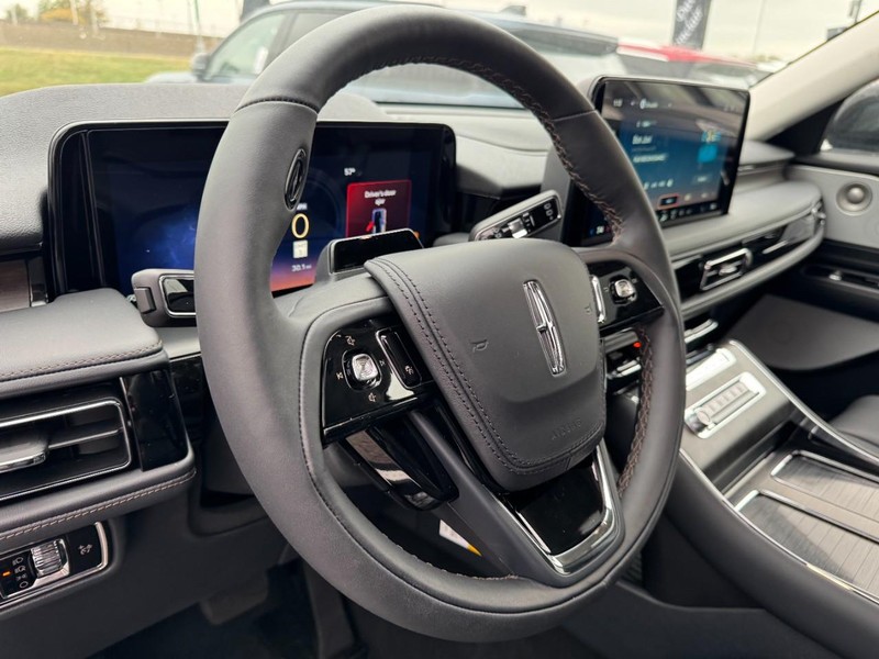 Lincoln Aviator Vehicle Full-screen Gallery Image 15