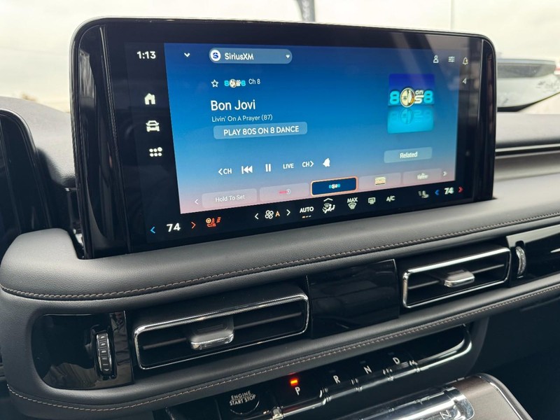 Lincoln Aviator Vehicle Full-screen Gallery Image 16