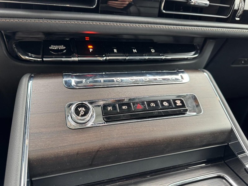 Lincoln Aviator Vehicle Full-screen Gallery Image 17