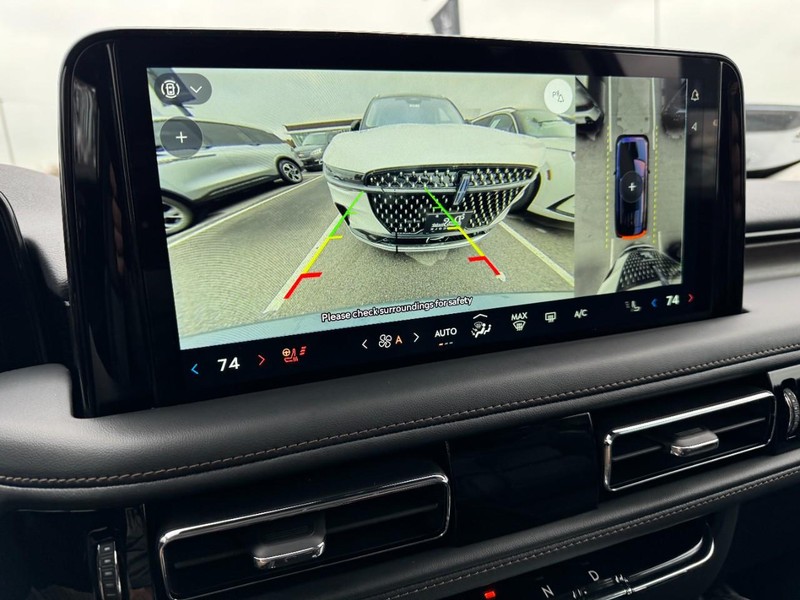 Lincoln Aviator Vehicle Full-screen Gallery Image 24