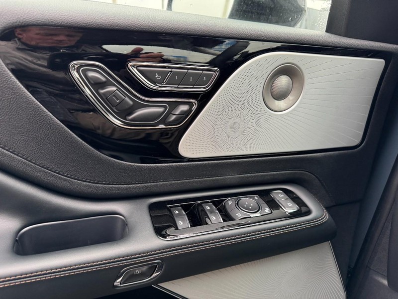 Lincoln Aviator Vehicle Full-screen Gallery Image 25