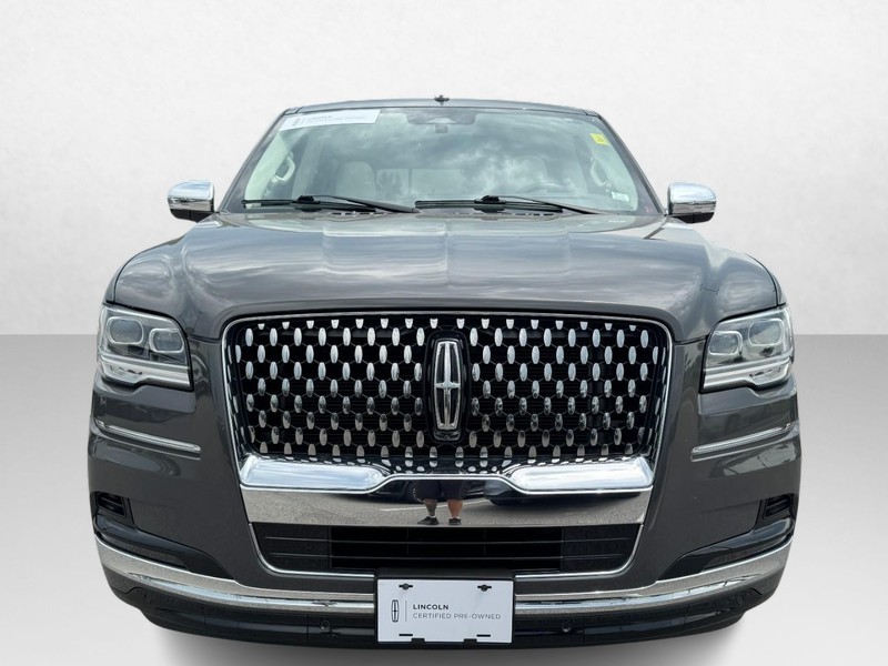 Lincoln Navigator Vehicle Full-screen Gallery Image 02