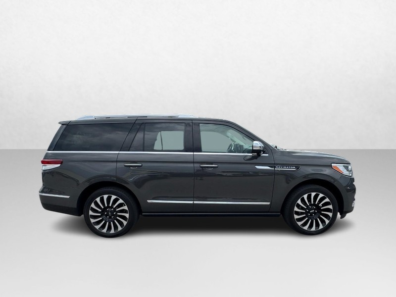 Lincoln Navigator Vehicle Full-screen Gallery Image 04