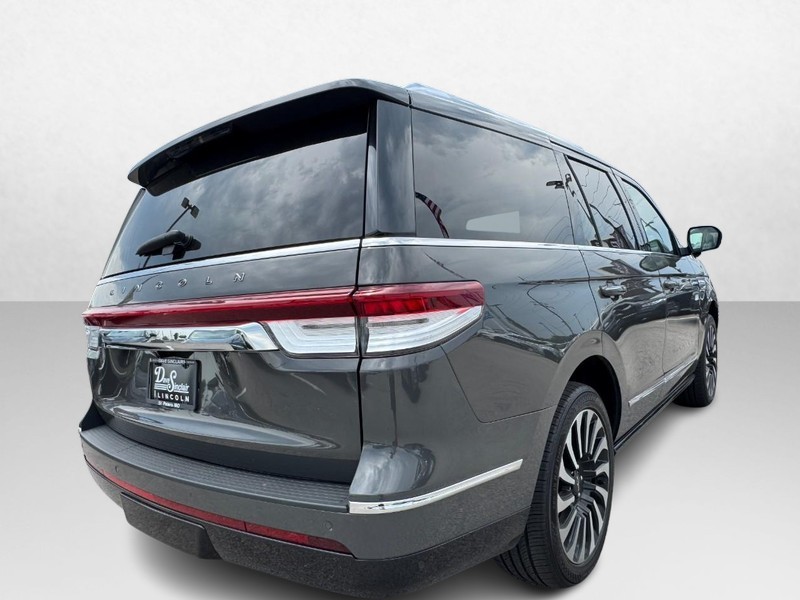 Lincoln Navigator Vehicle Full-screen Gallery Image 05