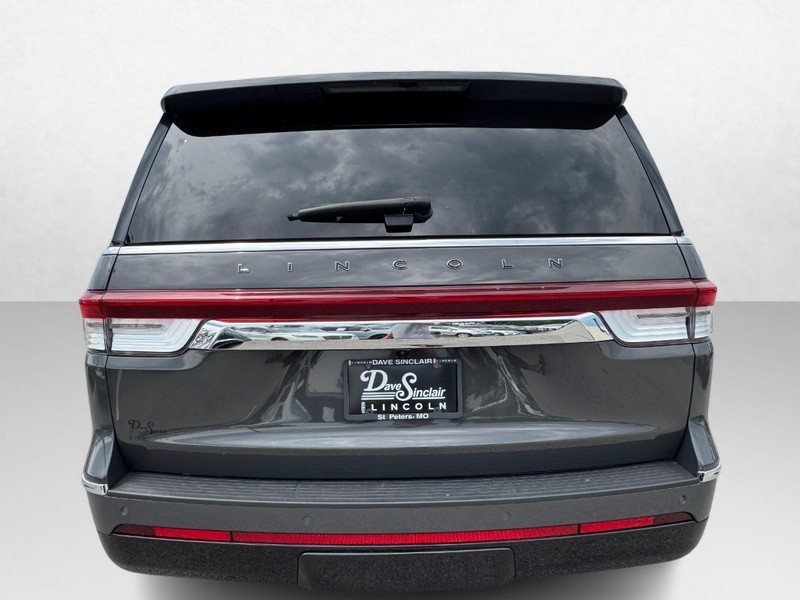 Lincoln Navigator Vehicle Full-screen Gallery Image 06
