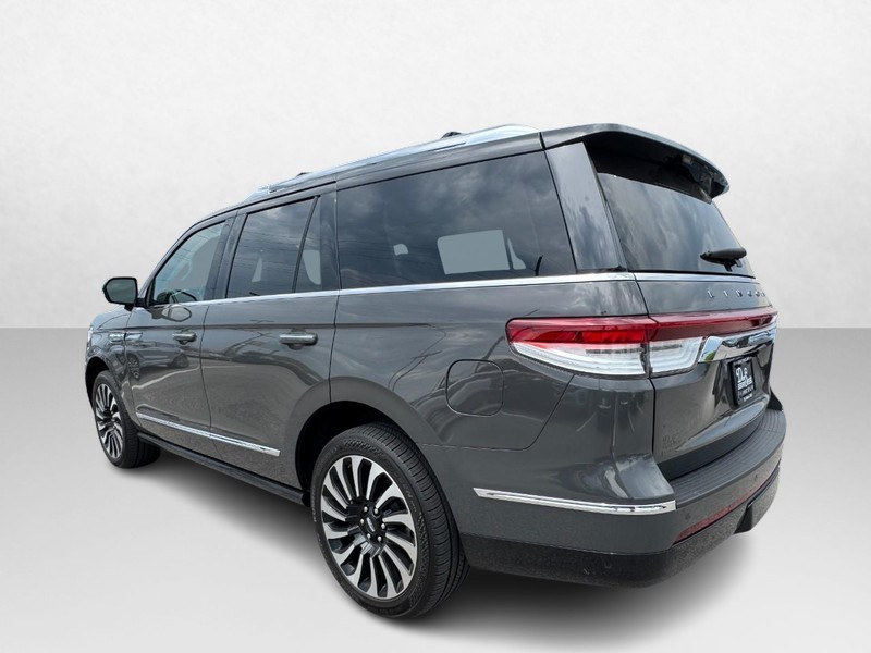 Lincoln Navigator Vehicle Full-screen Gallery Image 07