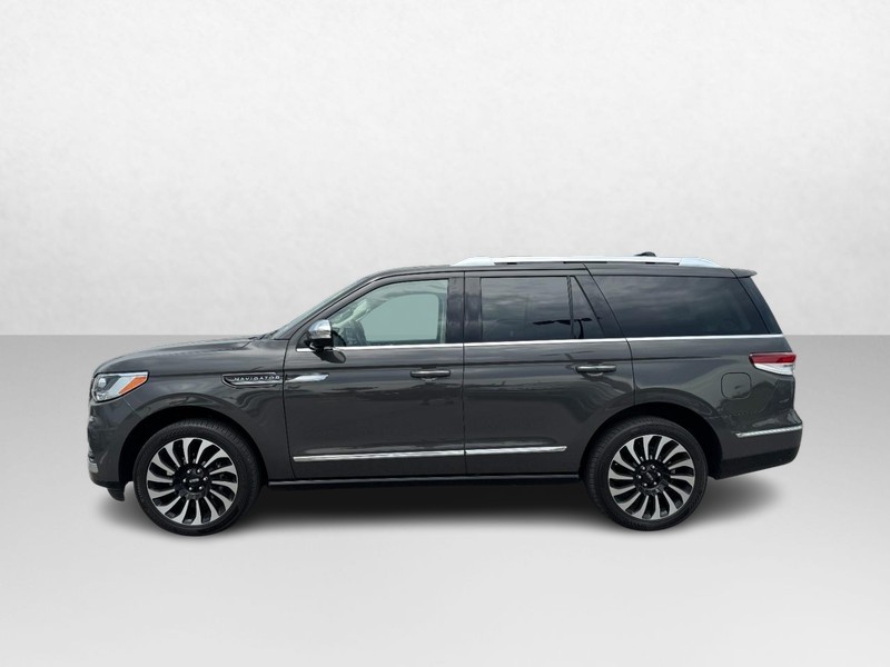 Lincoln Navigator Vehicle Full-screen Gallery Image 08