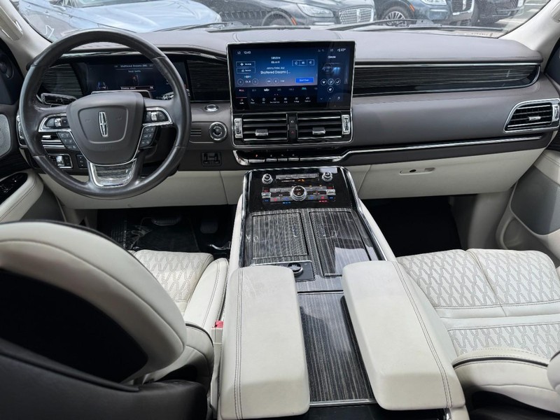 Lincoln Navigator Vehicle Full-screen Gallery Image 09