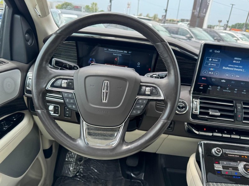 Lincoln Navigator Vehicle Full-screen Gallery Image 10