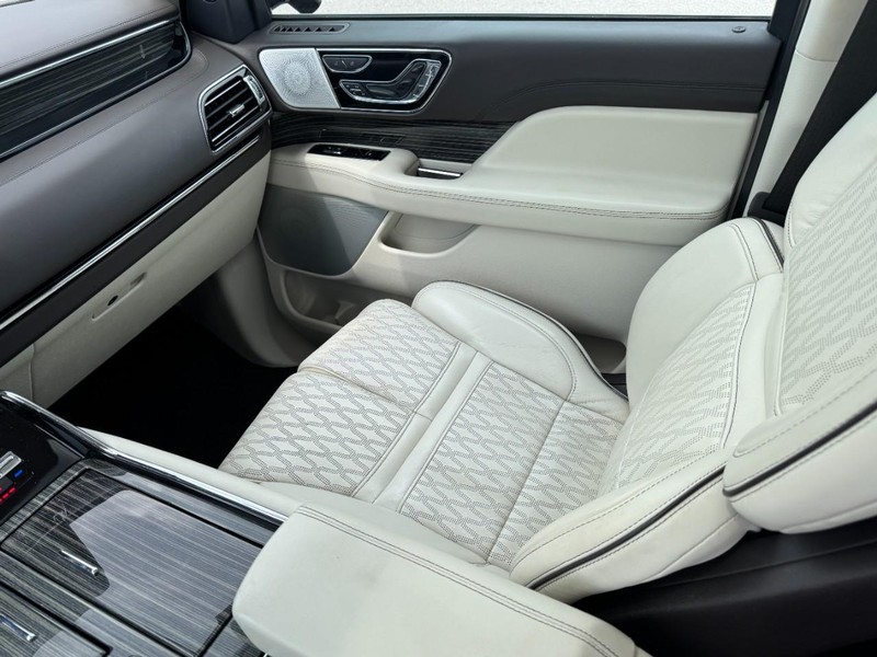 Lincoln Navigator Vehicle Full-screen Gallery Image 11