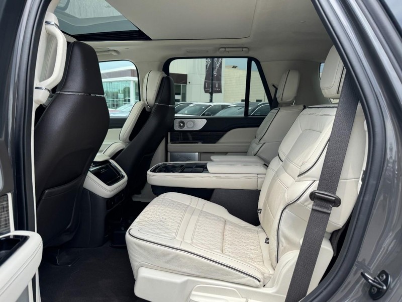 Lincoln Navigator Vehicle Full-screen Gallery Image 12