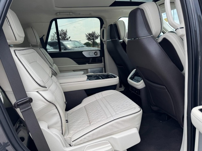 Lincoln Navigator Vehicle Full-screen Gallery Image 13