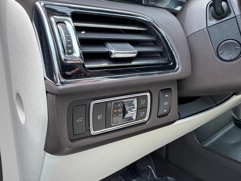 Lincoln Navigator Vehicle Full-screen Gallery Image 14