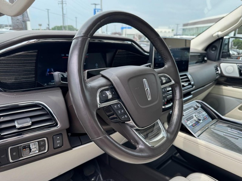 Lincoln Navigator Vehicle Full-screen Gallery Image 15