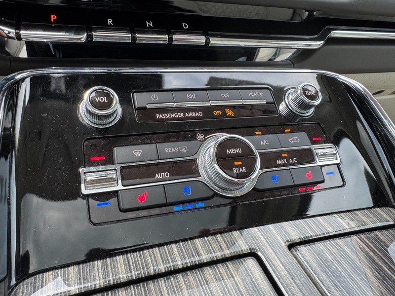 Lincoln Navigator Vehicle Full-screen Gallery Image 17