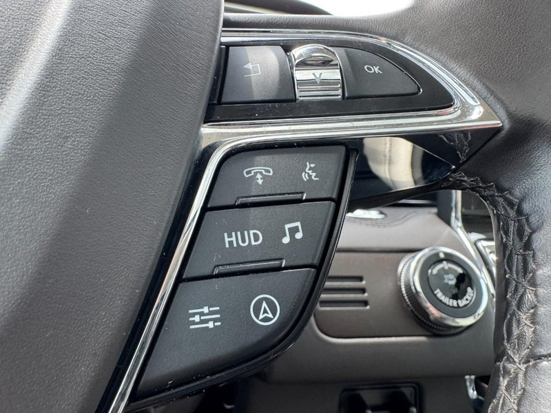 Lincoln Navigator Vehicle Full-screen Gallery Image 19