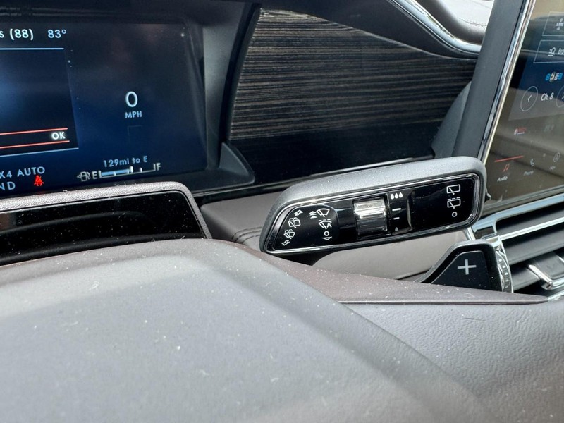 Lincoln Navigator Vehicle Full-screen Gallery Image 21
