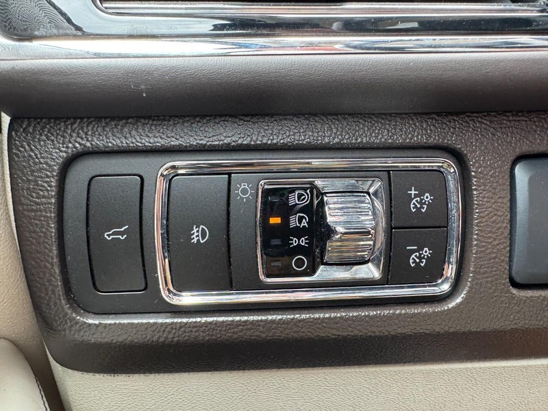 Lincoln Navigator Vehicle Full-screen Gallery Image 22