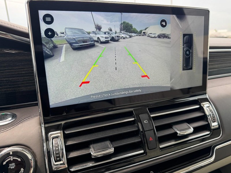 Lincoln Navigator Vehicle Full-screen Gallery Image 24