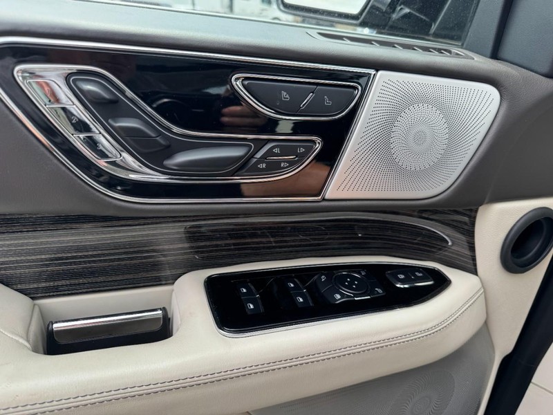 Lincoln Navigator Vehicle Full-screen Gallery Image 25