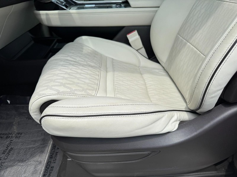 Lincoln Navigator Vehicle Full-screen Gallery Image 26