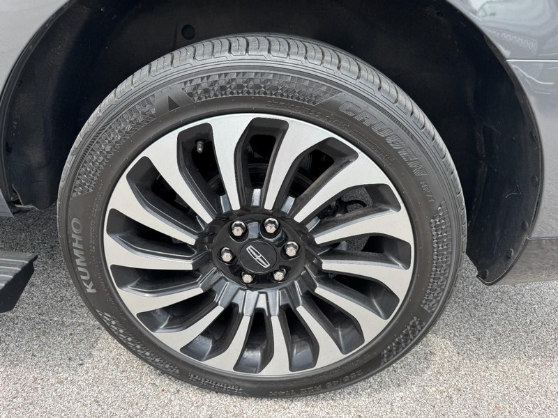 Lincoln Navigator Vehicle Full-screen Gallery Image 27