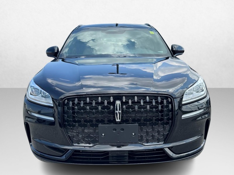 Lincoln Corsair Vehicle Full-screen Gallery Image 02