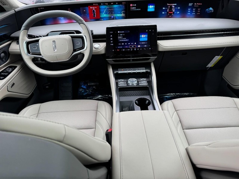 Lincoln Nautilus Vehicle Full-screen Gallery Image 09