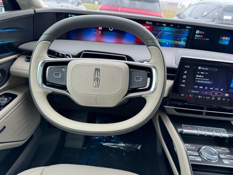 Lincoln Nautilus Vehicle Full-screen Gallery Image 10