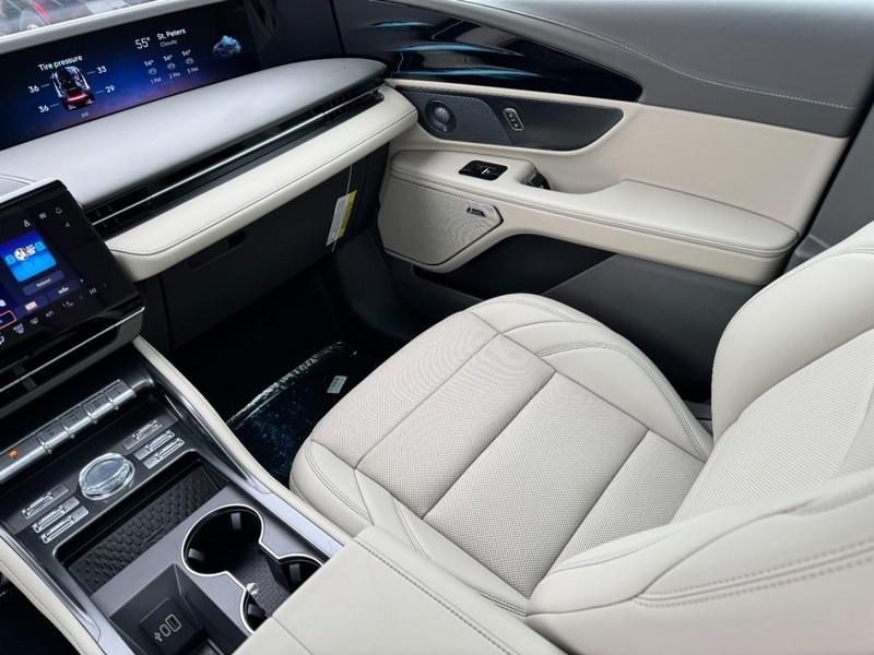 Lincoln Nautilus Vehicle Full-screen Gallery Image 11