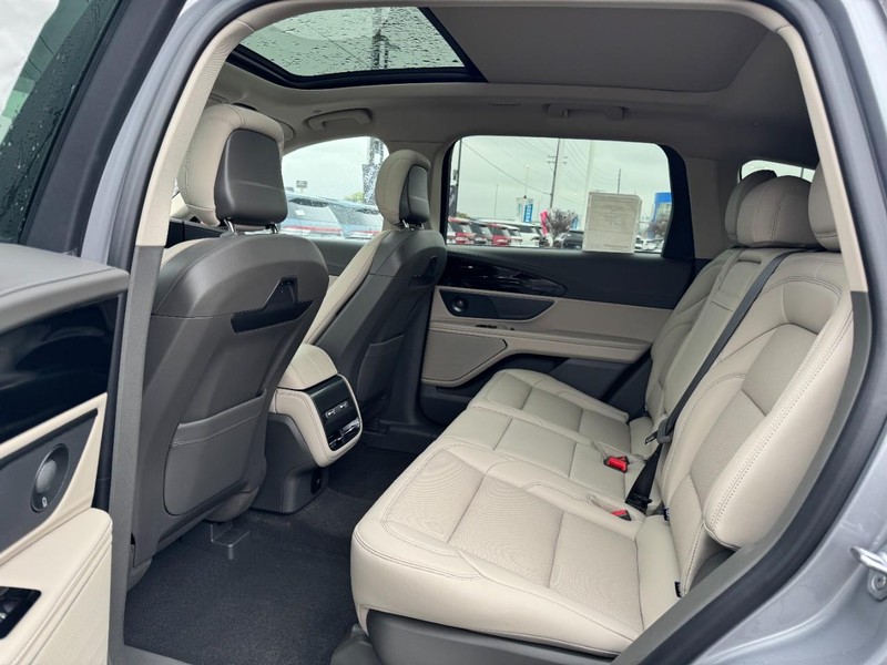 Lincoln Nautilus Vehicle Full-screen Gallery Image 12