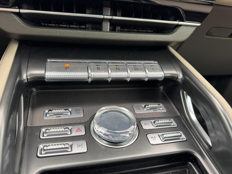 Lincoln Nautilus Vehicle Full-screen Gallery Image 17