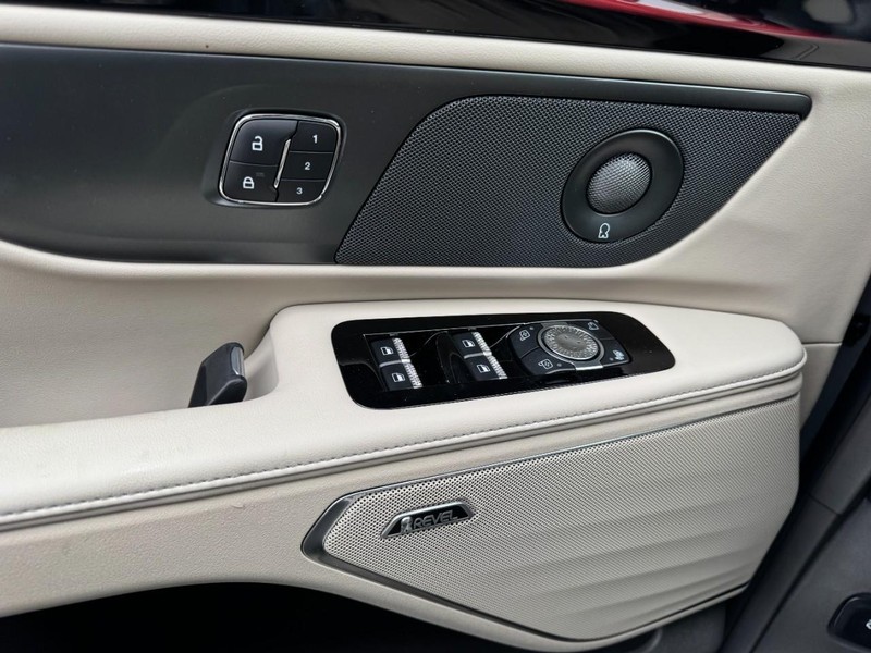 Lincoln Nautilus Vehicle Full-screen Gallery Image 25