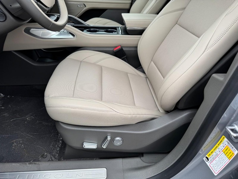 Lincoln Nautilus Vehicle Full-screen Gallery Image 26