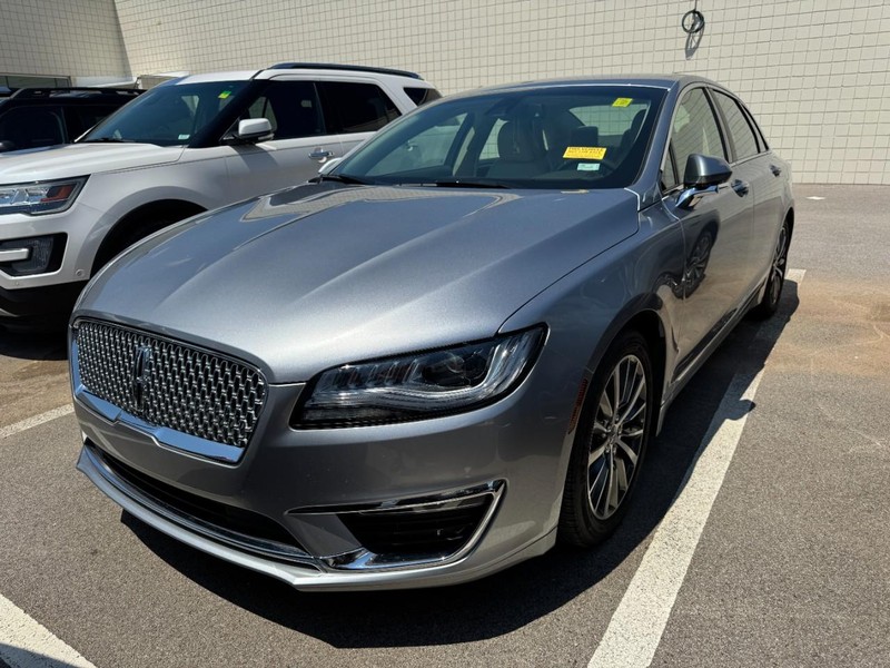 Lincoln MKZ Vehicle Full-screen Gallery Image 03