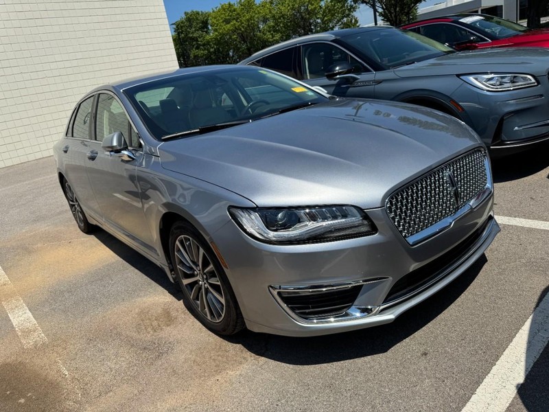 Lincoln MKZ Vehicle Full-screen Gallery Image 04