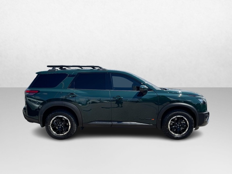 Nissan Pathfinder Vehicle Full-screen Gallery Image 04