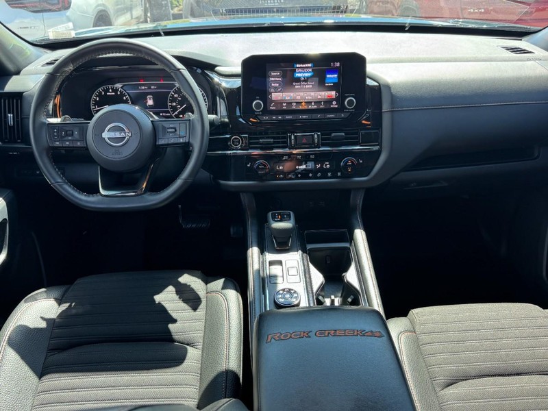 Nissan Pathfinder Vehicle Full-screen Gallery Image 09