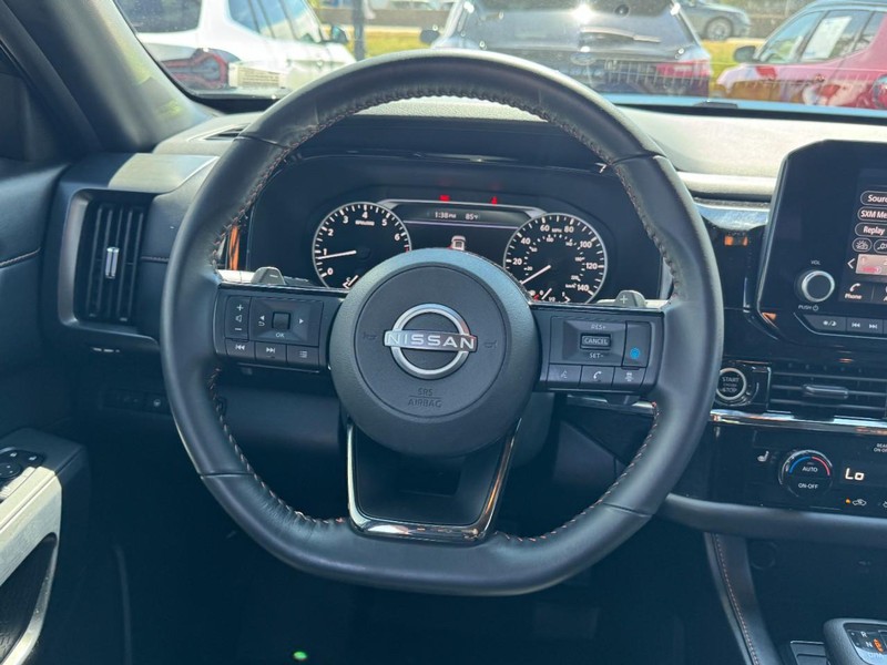 Nissan Pathfinder Vehicle Full-screen Gallery Image 10
