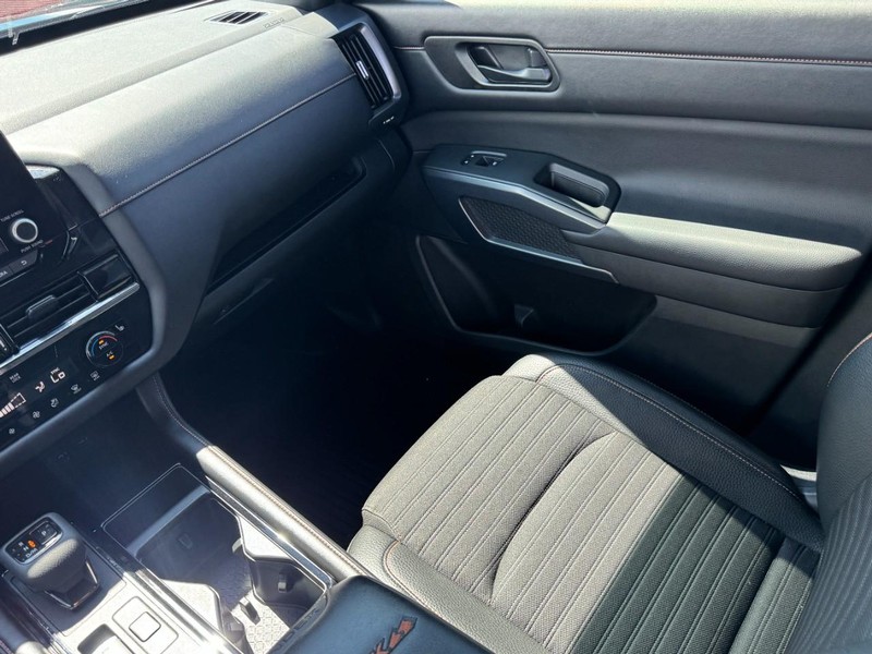 Nissan Pathfinder Vehicle Full-screen Gallery Image 11
