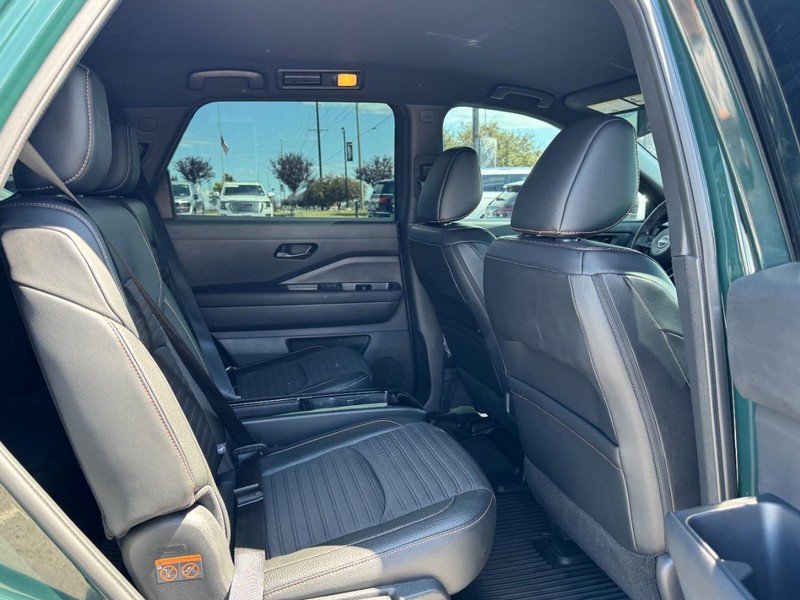 Nissan Pathfinder Vehicle Full-screen Gallery Image 13