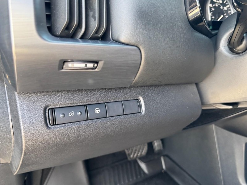 Nissan Pathfinder Vehicle Full-screen Gallery Image 14