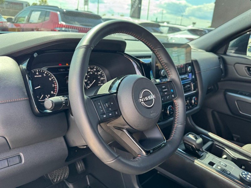 Nissan Pathfinder Vehicle Full-screen Gallery Image 15